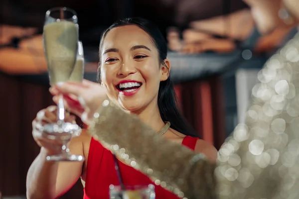 Mujer sonriendo ampliamente mientras celebra cumpleaños con amigos —  Fotos de Stock