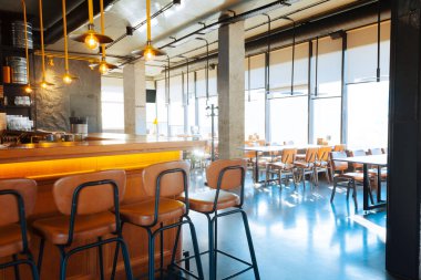 Güzel modern bar restoran yakınında yer alan tablolarda standı