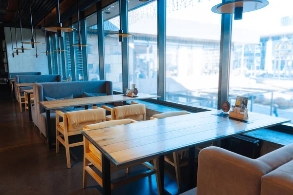 Rahat koltuklar ve restoran tablosunda yakın duran kanepeler