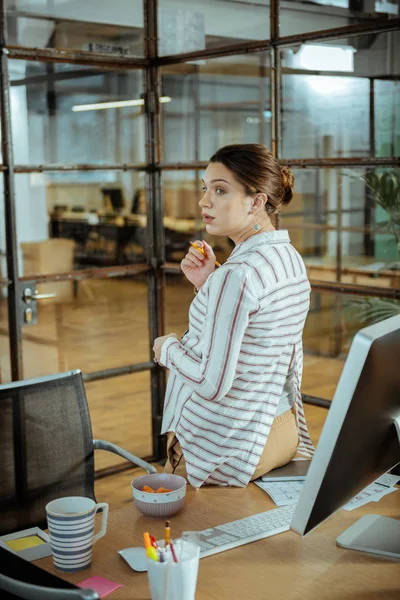 Unga gravid affärskvinna som står nära tabell i hennes kontor — Stockfoto