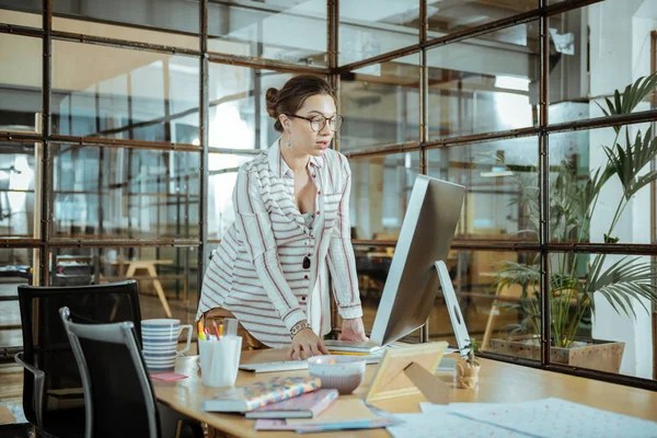 Eleganta affärskvinna bär glasögon tittar arbete presentation — Stockfoto