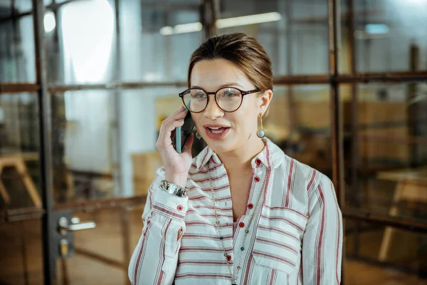 Mujer de negocios con elegante blusa blanca llamando a su colega — Foto de Stock