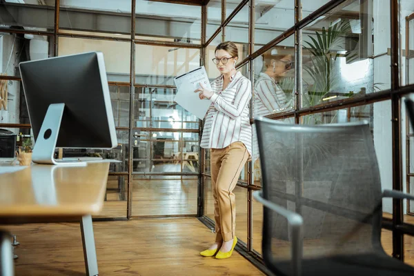 Gravida affärskvinna klädd i beige byxor och gula skor — Stockfoto