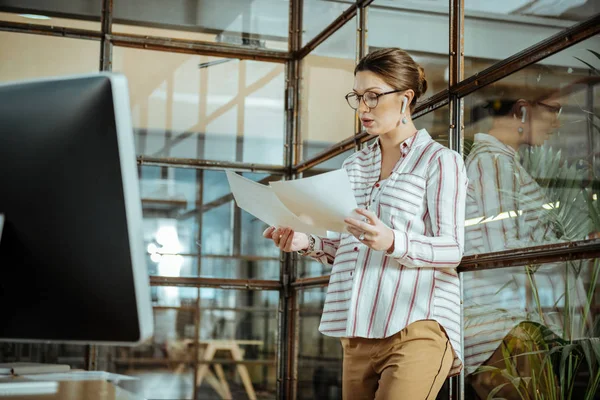 Gravida affärskvinna känsla upptagen samtidigt ha för mycket arbete — Stockfoto