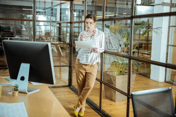 Mulher elegante vestindo bons sapatos amarelos em pé em seu escritório — Fotografia de Stock