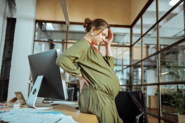 Having baş ağrısı alnına dokunuyor güzel saç modeli olan kadın