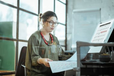 Zamanlamaya göre çalışma gözlüklü esmer kadın