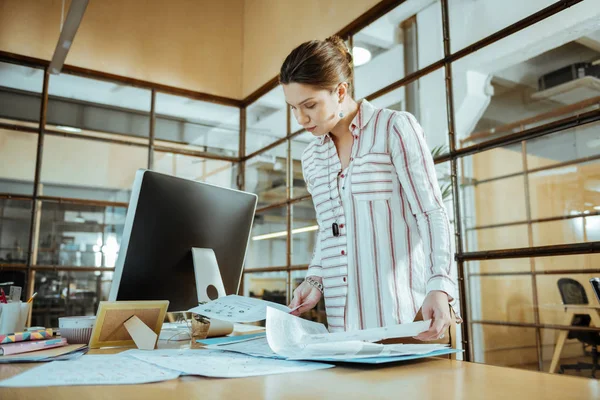 Mulher elegante trabalhando em empresa internacional de sucesso — Fotografia de Stock