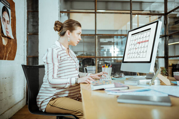 Бизнесмен чувствует себя перегруженной и занята проверкой своего расписания
