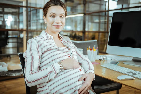 美しい女性 スタイリッシュなブラウスと彼女のおなかに触れるアクセサリーを身に着けている美しい妊婦 — ストック写真