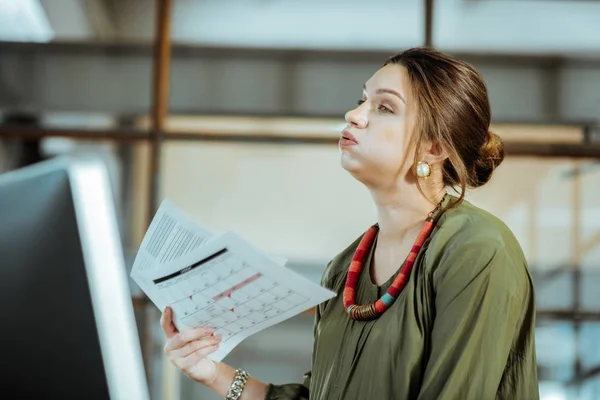 Femme d'affaires après avoir travaillé dans le bureau sans climatisation — Photo