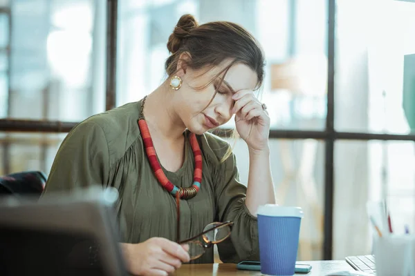 忙碌的女商人喝一些没有能量的咖啡 — 图库照片