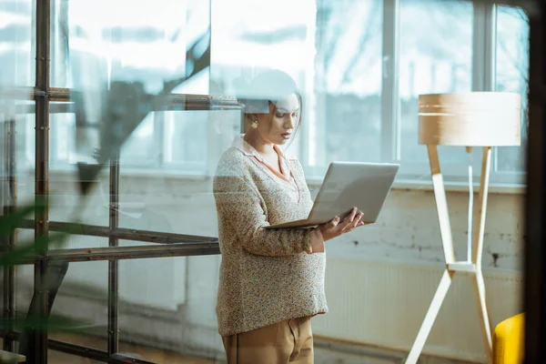 Gravida affärskvinna stående i ljusa rymliga kontor — Stockfoto