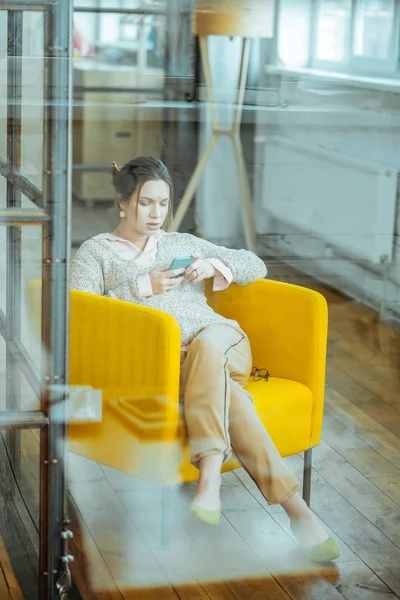 Embarazada mujer de negocios relajante mientras está sentada en cómodo sillón — Foto de Stock