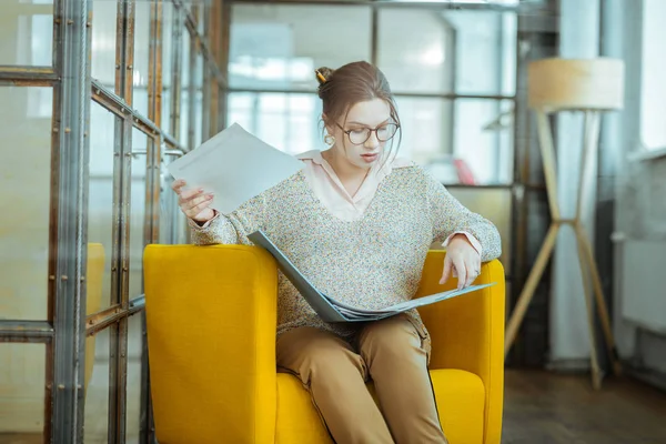 Umtriebige Geschäftsfrau mit Brille schaut sich Dokumente an — Stockfoto