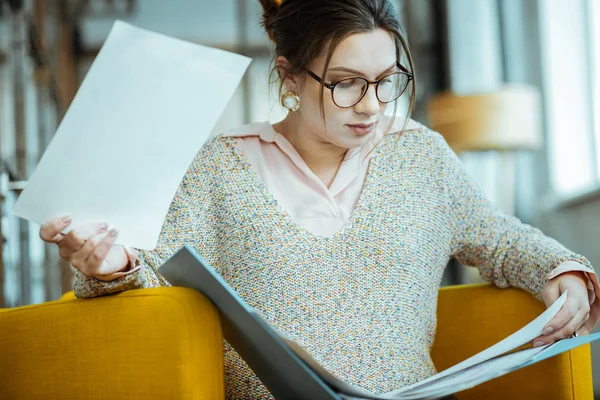 Nahaufnahme einer jungen, aber wohlhabenden Geschäftsfrau mit Brille — Stockfoto