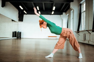 Yer arıyorum yeşil bir balıkçı yaka yakışıklı ince yoga koçu