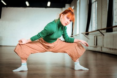 Konsantre arıyorum yeşil bir balıkçı yaka yakışıklı ince yoga koçu