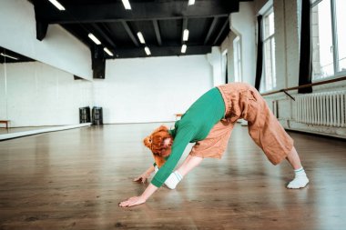 Hatha yoga yaparken yeşil bir balıkçı yaka güzel ince yoga koçu