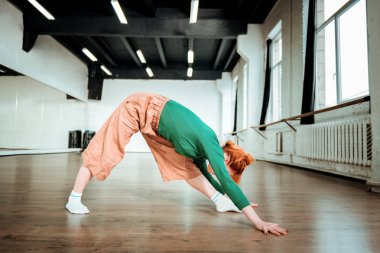 Onu geri uzanan yeşil bir balıkçı yaka güzel ince yoga koçu