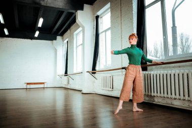 Kızıl saçlı eğitim bale bar yakınındaki ile genç profesyonel modern dansçı