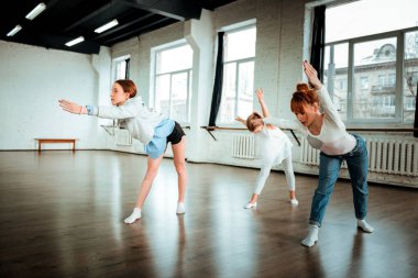 Kızıl saçlı stüdyoda bir ders vererek profesyonel modern dans öğretmeni