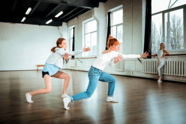 Mavi jeans ve anlamlı bir şekilde dans onun öğrenci güzel kızıl saçlı profesyonel dansçı
