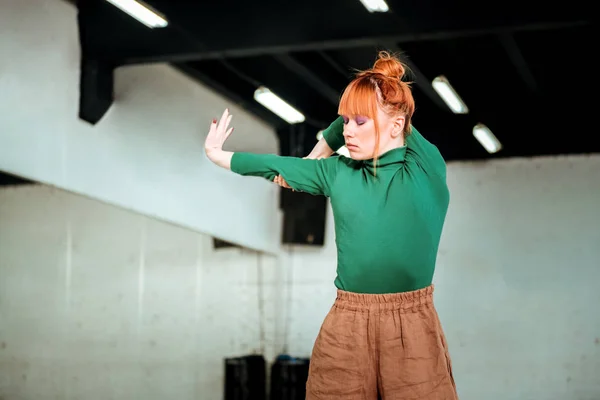 Menina ruiva bonita com um pão na cabeça fazendo asana — Fotografia de Stock