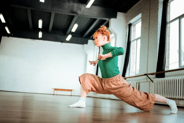 Professionele yoga coach met een broodje van de haren doen asana voor flexibiliteit — Stockfoto