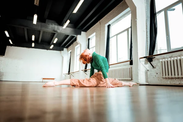 Instruktor jogi profesjonalny z rude włosy robi noga split — Zdjęcie stockowe