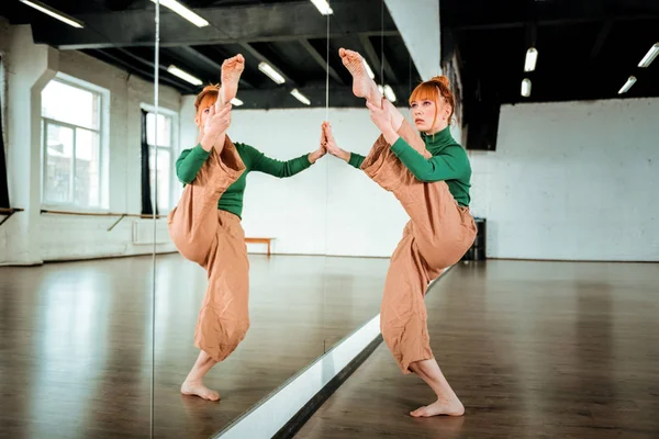 Bella ballerina moderna professionale con i capelli rossi che sembrano concentrati — Foto Stock