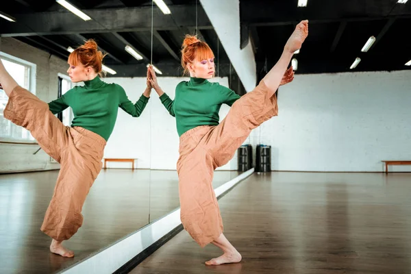 美丽的现代职业舞蹈家与红头发练习编舞 — 图库照片