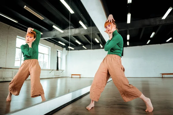 美丽的专业现代舞蹈家与红头发看起来富有表现力 — 图库照片