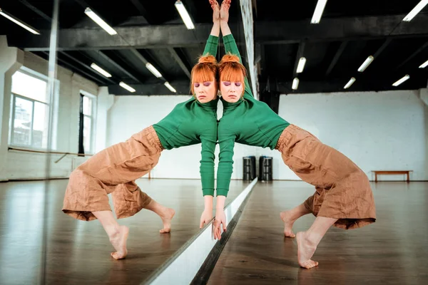 Capelli rossi professionale giovane insegnante di danza cercando coinvolti — Foto Stock