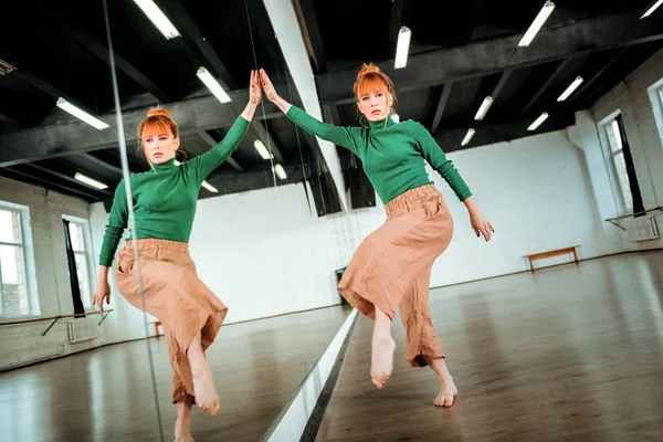 Profesora de baile profesional pelirroja bailando cerca del espejo —  Fotos de Stock