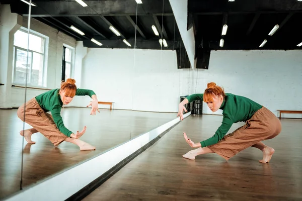 Bella ballerina professionista dai capelli rossi che balla vicino allo specchio — Foto Stock