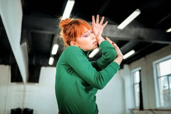 Jonge roodharige professionele choreograaf met lichte make-up op zoek naar flexibele — Stockfoto