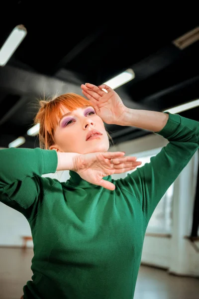 Νεαρή κοκκινομάλλα επαγγελματική χορογράφος με λαμπερό μακιγιάζ που αναζητούν στοχαστικό — Φωτογραφία Αρχείου