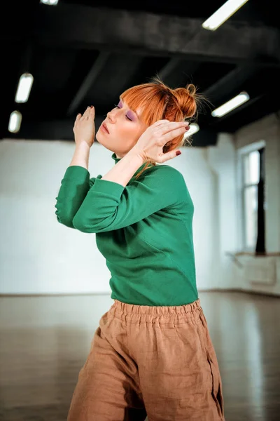 Roodharige professionele choreograaf in een groene coltrui dansen — Stockfoto