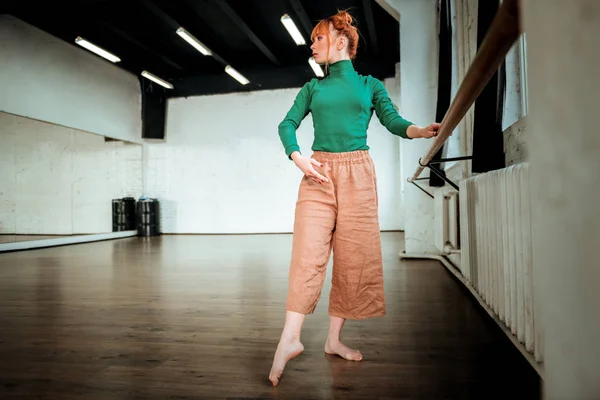 Unga professionella moderna dansare med rött hår arbetande ute pas — Stockfoto