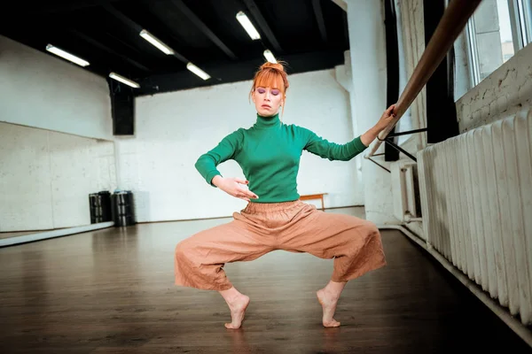 Jonge professionele moderne danseres met rode haren op zoek geconcentreerd — Stockfoto