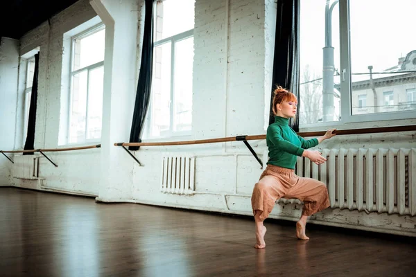 Giovane ballerina professionista moderna con i capelli rossi cercando coinvolti — Foto Stock