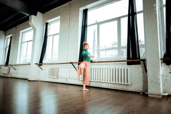 Giovane ballerina professionista moderna con i capelli rossi che sembrano seri — Foto Stock