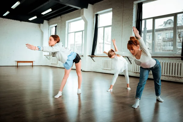 Professionele moderne dansleraar met rood haar, een les te geven in de studio — Stockfoto