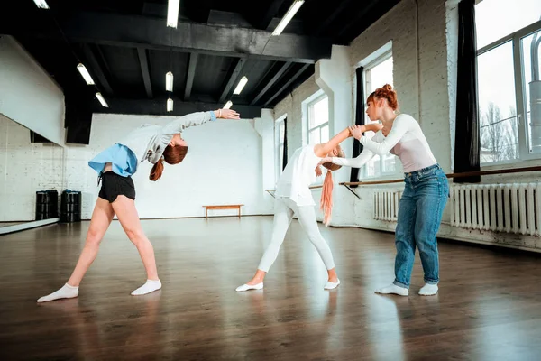 Dos adolescentes guapos teniendo clases de baile en la escuela de ballet —  Fotos de Stock