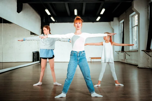 Slim belle prof de ballet menant une leçon pour deux adolescents — Photo