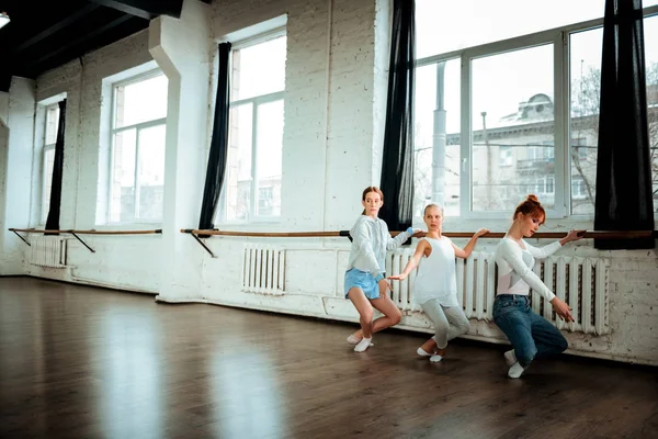 Roodharige ballet leraar en haar leerlingen kraken in het derde standpunt van ballet — Stockfoto