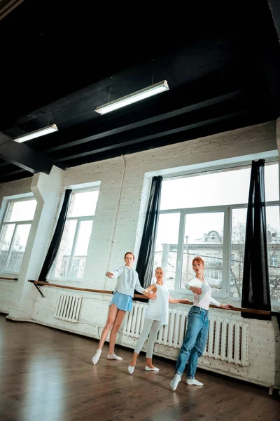 Roodharige ballet leraar en haar leerlingen hun lichaam leunend — Stockfoto