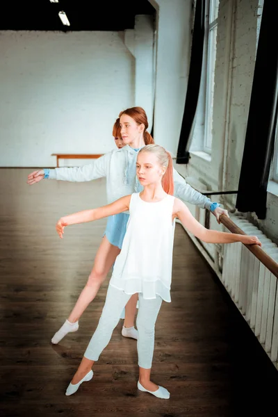 Рыжеволосая учительница балета и ее ученики выглядят серьезными — стоковое фото