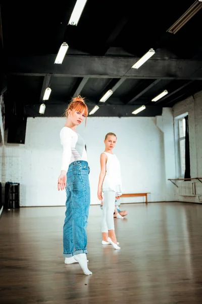 Red-haired ballet teacher and her student dancing in the studio — Stock Photo, Image